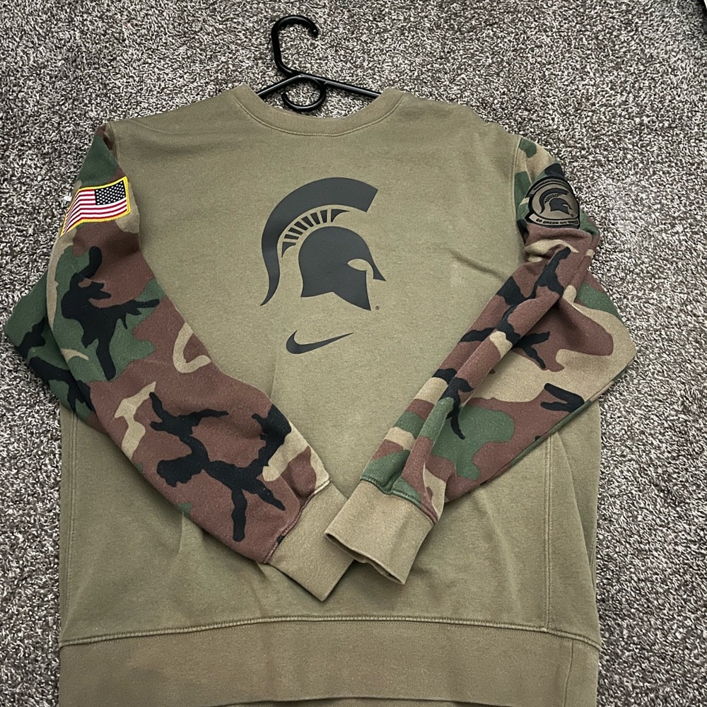 Nike Men's Olive and Camouflage Crewneck Sweater